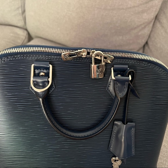 LV Alma PM/100% authentic. Almost new condition. Only worn a few times. - Picture 4 of 14